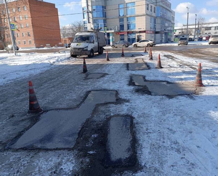 В Туле продолжается ямочный ремонт дорог и тротуаров.  На прошедшей неделе работы по ямочному ремонту проводились в Союзном переулке, пос. Плеханово, Ленинский, Менделеевский и Косая Гора, на подъездных дорогах к с. Осиновая Гора, мкр. Новая Тула от Калужского шоссе и д. Нижнее Елькино, ул. Мира, Каминского, Арсенальной, Ф. Энгельса, Ак. Обручева, Епифанской, Галкина, Лейтейзена, Советской, Восточном обходе, Пролетарском мосту и др.  Работы продолжатся на ул. Клубной, Автомобилистов, Шахтёрском проезде, Оборонной, в пос. Южный.  Источник: пресс-служба администрации Тулы.   Проголосовать за канал: голос!    Тула. Происшествия  Наш ВКонтакте    Прислать новость: