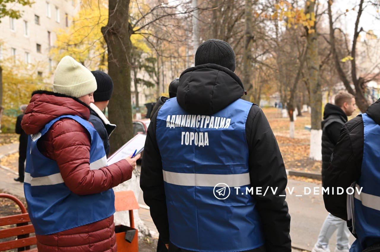 По поручению губернатора Вячеслава Владимировича Гладкова сегодня в Белгороде провели внеплановые учения по гражданской обороне  По легенде учений в результате массированного обстрела стало известно о повреждениях нескольких многоквартирных домов в разных частях города. Для помощи пострадавшим мы развернули шесть оперативных штабов.   В ходе тренировки оттачивали совместные алгоритмы работы управ, оперативных и коммунальных служб, ресурсоснабжающих организаций, администрации, теробороны, волонтеров.   Важна была оперативность и слаженность действий всех структур: время прибытия, оснащенность, четкость исполнения регламентов, работа с жителями.   В целом показали удовлетворительный результат. Поручил дополнительно отработать скорость размещения навигационных табличек и указателей для горожан. Люди в стрессовой ситуации должны легко и быстро найти дорогу к ситуационному центру, который по алгоритмам разворачивается вблизи места происшествия. Также еще раз необходимо проработать с перевозчиком маршруты по секторам для безопасного перемещения людей из зоны ЧС.