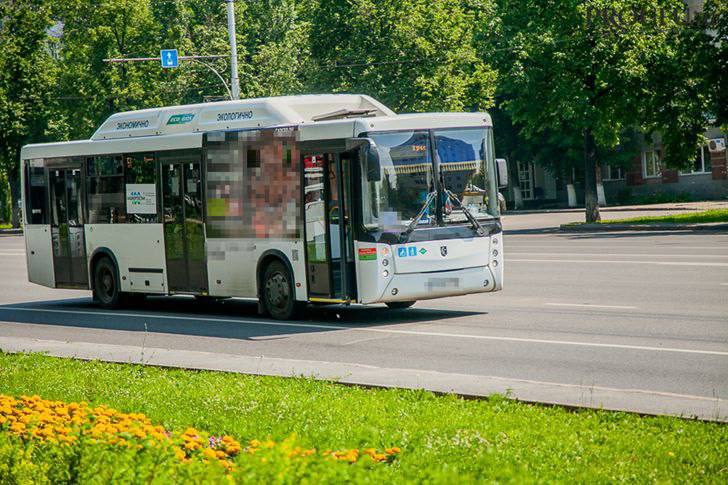 В Башкирии проверили, как работают кондиционеры в автобусах Минтранс Башкирии проверил качество обслуживания крупных перевозчиков, «Башавтотранс» и «Автомиг», чьи автобусы курсируют в Уфе и ее окрестностях. Об этом сообщили в пресс-службе ведомства. Особое внимание уделили работе систем охлаждения и вентиляции в связи с установившейся жарой: в автобусах без кондиционеров должны открываться окна и люки. По данным ведомства, в пятницу на маршруты вышли 554 автобуса «Башавтотранса», из которых 290 оборудованы кондиционерами. Все 68 автобусов «Автомига» оснащены климат-контролем. Замминистра Руслан Гарипов отметил, что нарушения были выявлены только у частного перевозчика. «Тем не менее, на маршрутах частного перевозчика были обнаружены нарушения. Обещано в ближайшее время устранить их, проведя химчистку салонов и настроив системы кондиционирования», — сообщил замминистра Руслан Гарипов. Обратная связь Подписаться