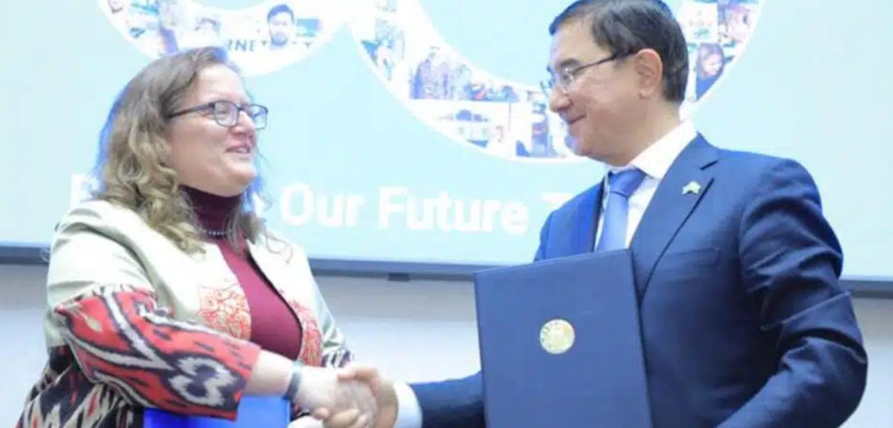 Узбекистан и ООН подписали программу сотрудничества до 2030 года Узбекистан и Организация Объединенных Наций подписали новую Рамочную программу сотрудничества в области устойчивого развития на 2026 2030 годы Церемония прошла в Университете мировой экономики и дипломатии в Ташкенте Программа направлена на улучшение качества жизни людей сокращение неравенства и обеспечение равных возможностей для всех В ее реализации будут участвовать 25 агентств фондов и программ ООН которые помогут стране достигать своих целей развития Telegram Facebook Instagram LinkedIn Сайт