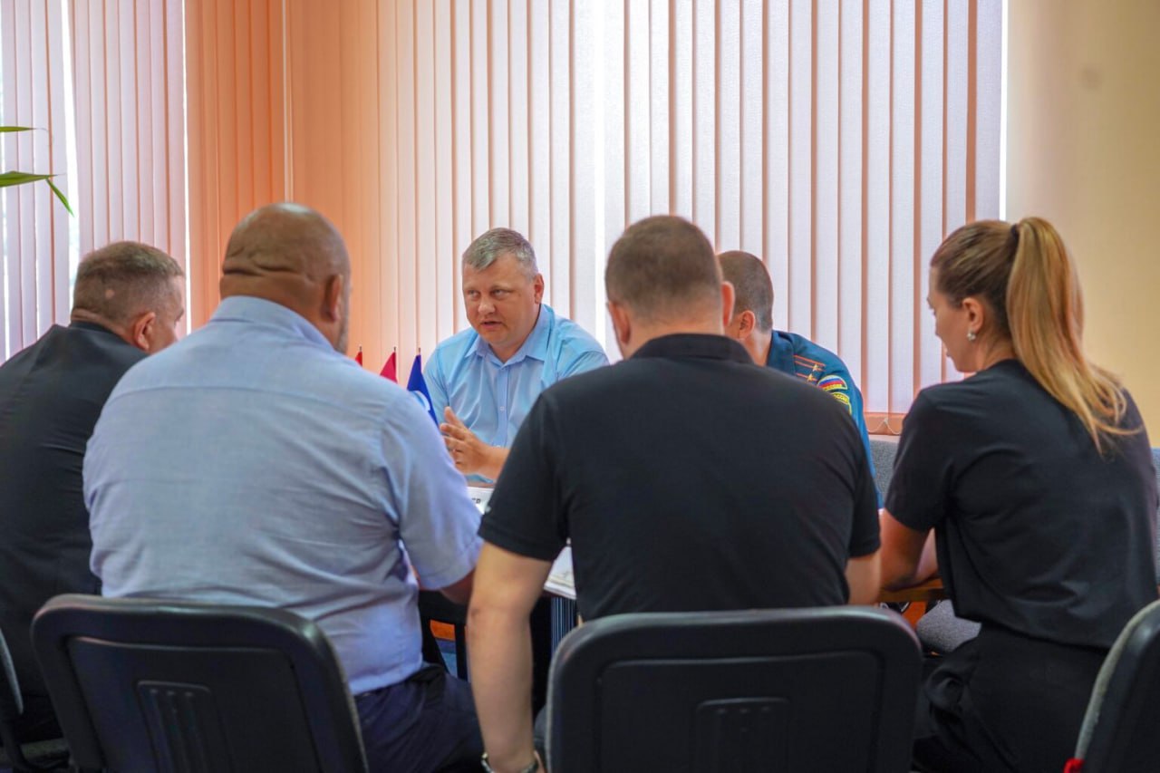 Исполняющий обязанности министра чрезвычайных ситуаций Луганской Народной Республики встретился с представителями Администрации Перевальского муниципального округа Луганской Народной Республики. На встрече обсуждался ряд важных вопросов: Согласование и использование пунктов временного размещения. Профилактика ландшафтных пожаров. Создание единой дежурной диспетчерской службы Перевальского муниципального округа. По результатам встречи Министерством чрезвычайных ситуаций Луганской Народной Республики принято решений об оказании методической помощи в разработке нормативно правовых актов Перевальскому муниципальному округу.