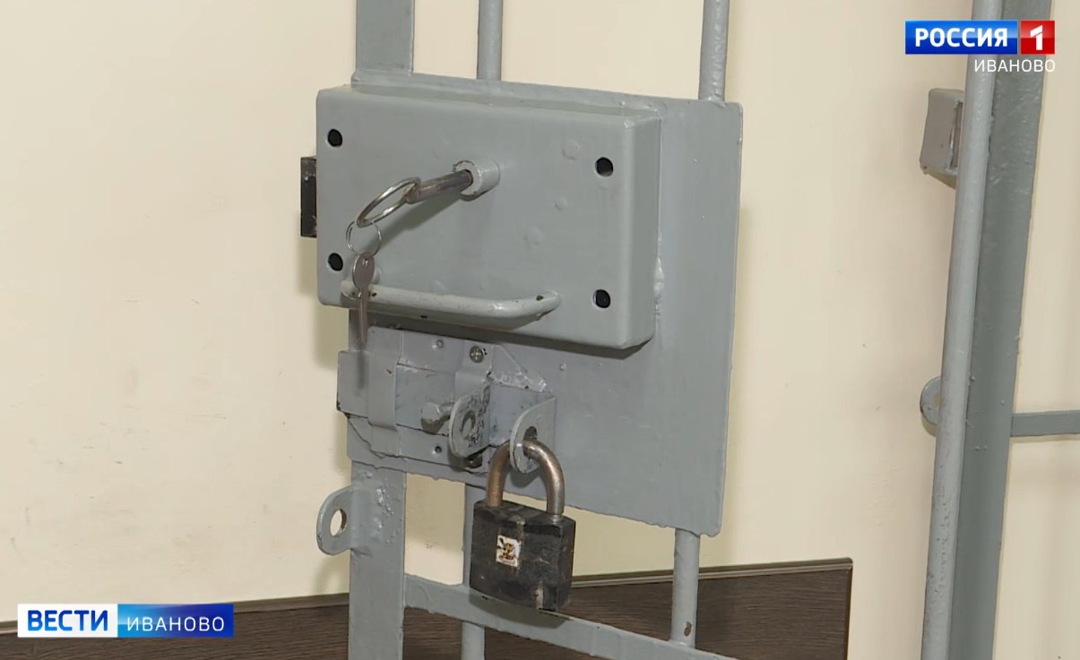 Девушка подросток из Кинешмы осуждена за избиение полицейского Девушка подросток из Кинешмы осуждена за избиение полицейского Инцидент случился в мае этого года когда подсудимая сбежала из стационара где проходила лечение Стражи порядка задержали 16 летнюю нарушительницу и вернули в лечебницу Там она начала оскорблять полицейских пыталась скрыться и несколько раз ударила одного из сотрудников силового ведомства Суд учел склонность девушки к лжи агрессии бродяжничеству и асоциальному поведению и принудительно направил подростка в Центр временного содержания несовершеннолетних правонарушителей областного УМВД до достижения 18 летнего возраста Сайт ivteleradio ru Бот обратной связи в ТГ ivteleradio feedback bot