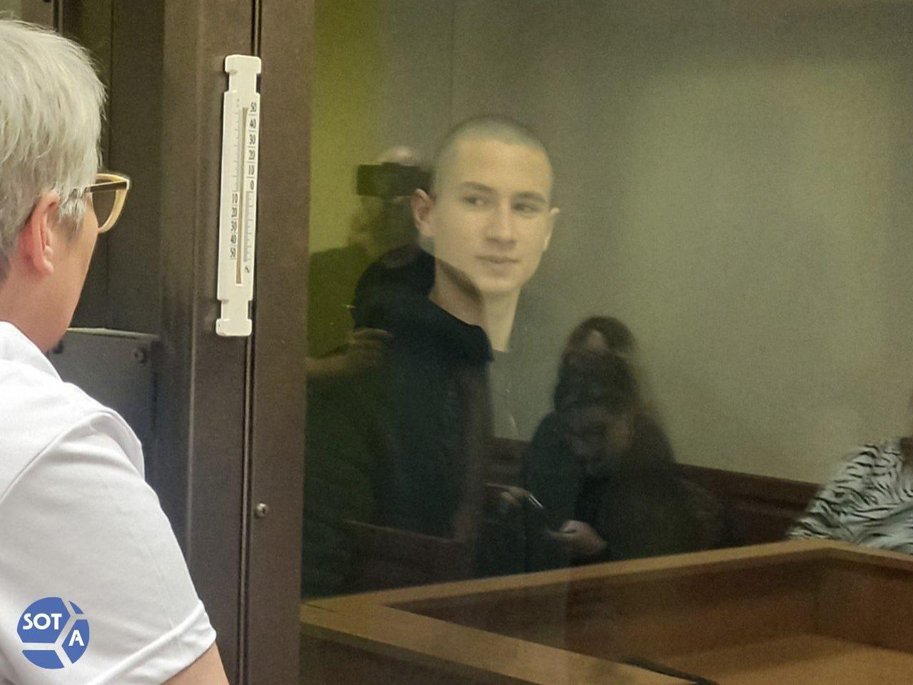 Группа поддержки Егора Балазейкина приостанавливает работу канала по его просьбе Сегодня в телеграм канале группы поддержки Егора Балазейкина появился пост об остановке его работы Это последний пост на канале По просьбе Егора мы замораживаем канал Не закрываем не удаляем а замораживаем Причина этого личное решение Егора Заморозка канала не означает что мы перестанем следить за делом Егора поддерживать его помогать контролировать соблюдение его прав в том числе и на медицинское обслуживание В ноябре 2023 года тогда еще 17 летнего петербургского гимназиста Егора Балазейкина приговорили к шести годам лишения свободы за покушение на поджог двух военкоматов По достижении совершеннолетия его насильно перевели во взрослую колонию несмотря на диагностированные серьезные заболевания аутоиммунный гепатит первичный склерозирующий холангит и другие Фото архив SOTAvision