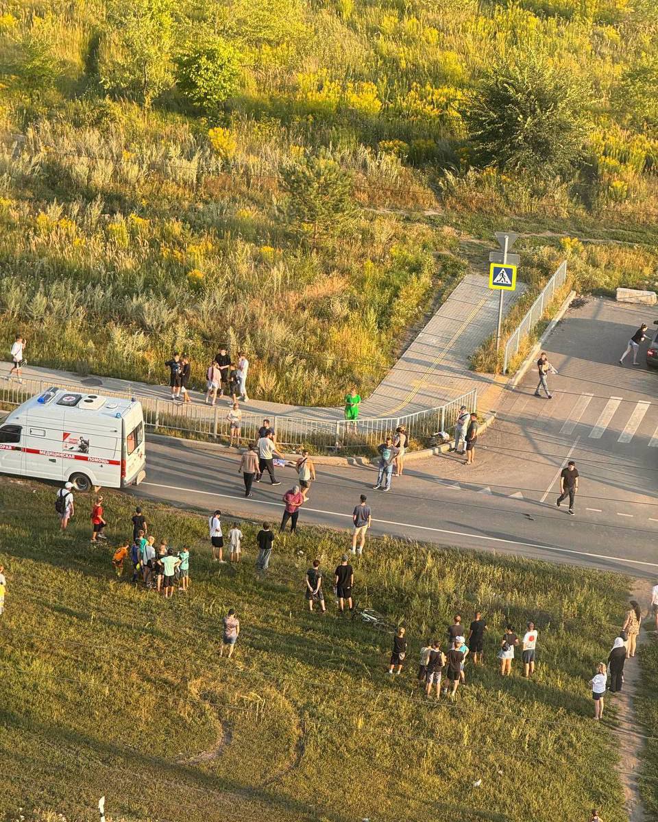 Сегодня а Новоусманском районе автомобиль насмерть сбил 8-летнюю девочку. Трагедия произошла в микрорайоне Черемушки. Водитель автомобиля Chevrolet сбил ребенка возле дома №2 на улице Весенняя. Девочка скончалась на месте происшествия до приезда медиков. Подписаться Типичный Воронеж