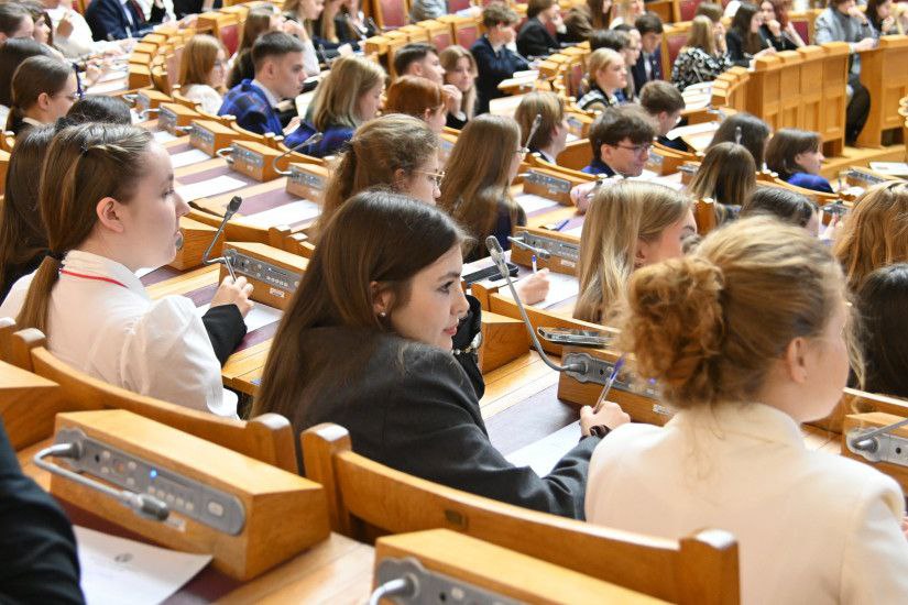 Названы победители VI международной студенческой интернет олимпиады Избирательные системы стран мира Мероприятие организовано Международным институтом мониторинга развития демократии Межпарламентской Ассамблеей СНГ и Саратовской государственной юридической академией В 2025 году олимпиада установила рекорд участие приняли 3219 студентов из 305 вузов Наибольшее число заявок поступило из Беларуси Казахстана и России в состязании также участвовали студенты из Азербайджана Армении Кыргызстана Таджикистана Узбекистана и других стран Жюри определило победителей и призеров олимпиады Высшей оценки удостоились двое студентов сумевшие набрать максимальное количество баллов Кирилл Артышко из Дальневосточного федерального университета и Дарья Радченко из Белорусского государственного университета Олимпиада прошла с 22 сентября по 21 ноября За годы её проведения число участников выросло почти в 4 5 раза а количество вузов в шесть раз Подписывайтесь на Парламенты СНГ