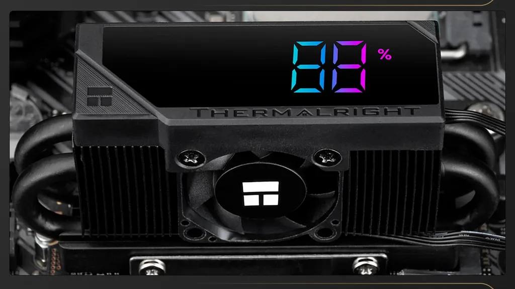 Кулер с экраном для SSD. Да, мы тоже обалдели  Thermalright представила монстра для M.2 — с трубками, вентилятором и дисплеем, который показывает температуру и нагрузку. И всё это — за 20 баксов.  – Размер — как у кулера для CPU;  – Экран подключается по USB;  – Есть чёрная и белая версии.  Как выглядит и зачем SSD такой «тюнинг» — смотри в полной новости.  #digitalrazor_news