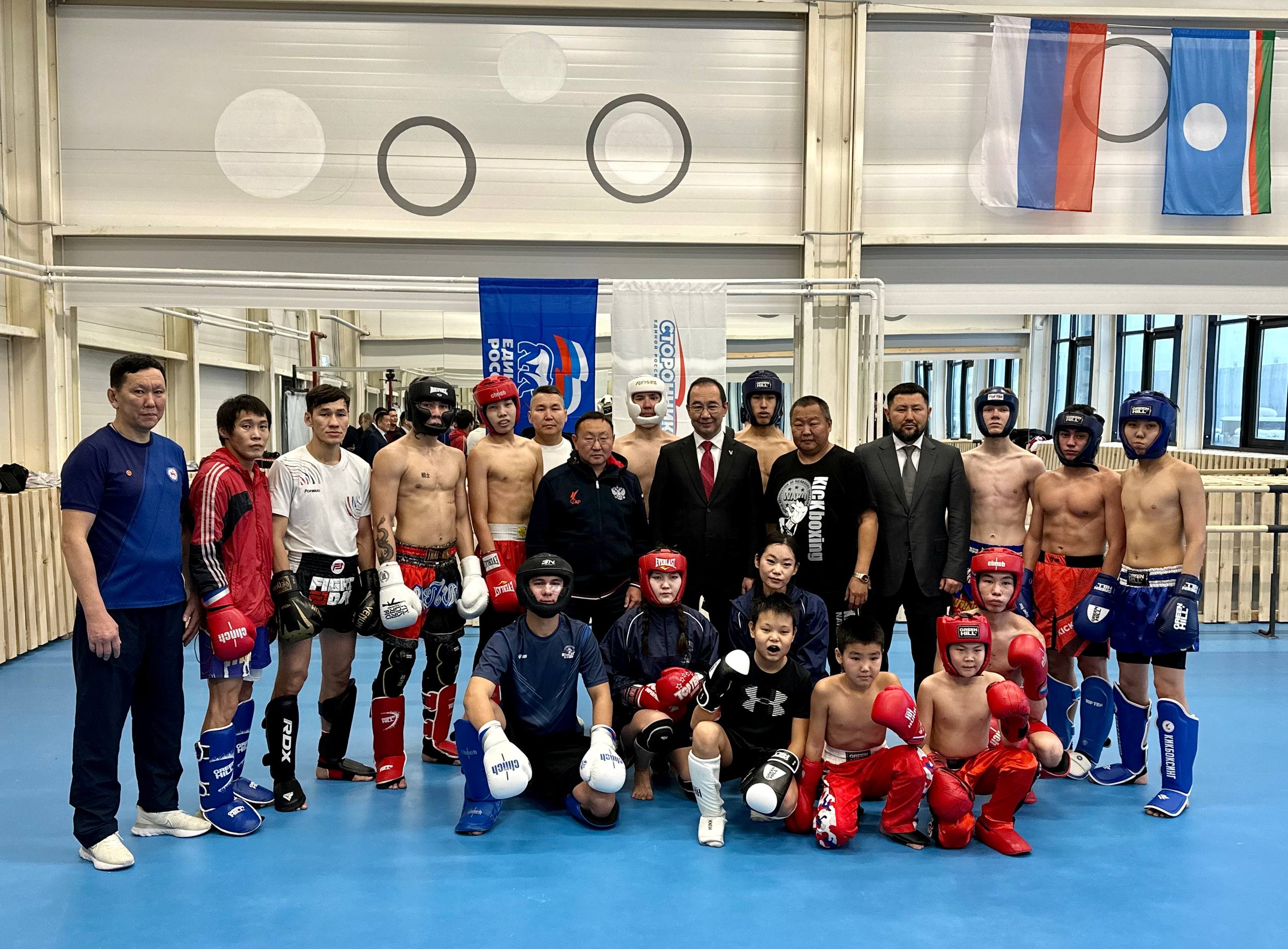 В Якутии впервые открылся специализированный зал кикбоксинга В торжественном открытии принял участие Глава Республики Саха Якутия Айсен Сергеевич Николаев Генеральный директор АО Сахатранснефтегаз Алексей Колодезников отметил что для Якутска это по настоящему знаковое событие в столице республики введён в эксплуатацию современный универсальный спортивный комплекс в рамках застройки квартала Спортивный Глава Якутии Айсен Сергеевич Николаев выразил уверенность что из стен нового зала выйдут спортсмены самого высокого уровня Для Федерации кикбоксинга Якутии этот день стал вдвойне радостным в составе комплекса начал работу первый в регионе специализированный зал для кикбоксинга Этого события кикбоксеры республики ждали более 30 лет теперь у спортсменов появилось собственное пространство для тренировок и проведения учебно тренировочных сборов Ил Дархан пожелал спортсменам новых побед и достижений Федерация кикбоксинга России Проголосуй за кикбоксинг