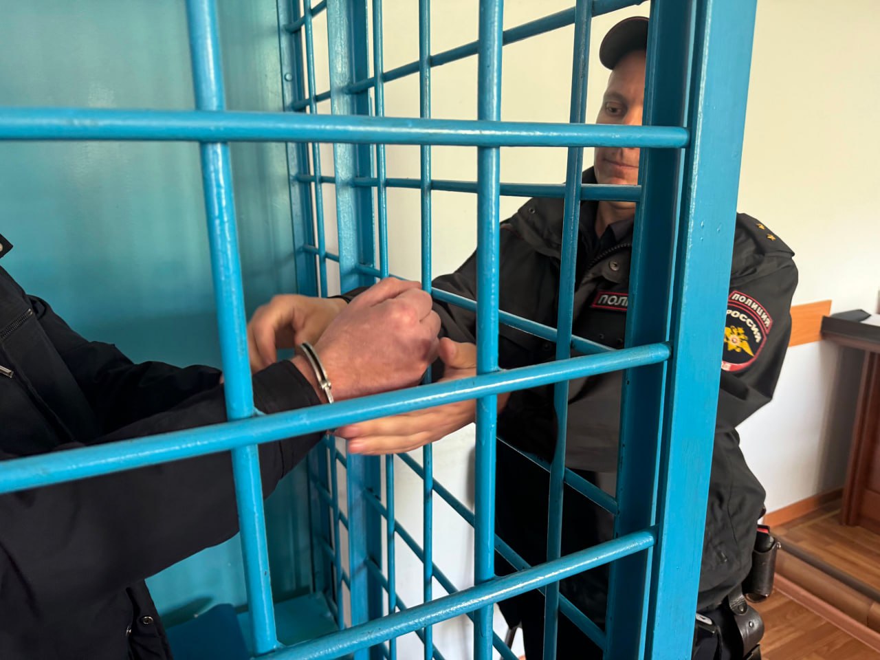 В Чите присяжные сочли доказанной вину мужчины по делу об истязании супруги повлекшем ее гибель Сегодня Черновский районный суд г Читы на основании вердикта присяжных заседателей огласил приговор по уголовному делу в отношении 49 летнего жителя краевого центра Он признан виновным по ч 1 ст 117 истязание и ч 4 ст 111 УК РФ умышленное причинение тяжкого вреда здоровью опасного для жизни человека повлекшее по неосторожности смерть потерпевшего Установлено что мужчина на протяжении полутора лет систематически наносил побои супруге причиняя ей физическую боль и страдания В марте 2024 года он нанес женщине множественные удары по голове и телу от которых она умерла через 3 дня в их квартире Подсудимый вину не признал заявив о своем нахождении у родителей в течение недели до смерти супруги однако государственное обвинение опровергло доводы стороны защиты совокупностью доказательств включая свидетельские показания и детализацию по номеру телефона Присяжные заседатели приняли единогласное решение о доказанности вины мужчины а также отсутствии оснований для снисхождения Суд назначил подсудимому наказание в виде 13 5 лет лишения свободы в исправительной колонии строгого режима а также взыскал в пользу матери погибшей компенсацию морального вреда в сумме 1 млн рублей Приговор не вступил в законную силу prokzabkray