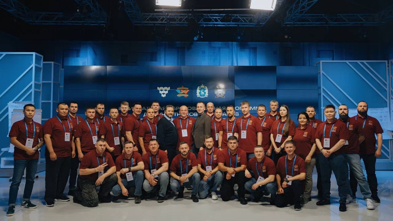 В Салехарде продолжается обучение в рамках программы Герои Ямала Оно включает лекции и практику от экспертов РАНХиГС и Института Правительства ЯНАО Программа охватывает геополитику историю России развитие лидерских качеств и управление на разных уровнях Наши участники гордость Ямала и России Они известны не только своими героическими поступками но и активной гражданской позицией До начала обучения они уже проводили патриотические мероприятия и практические уроки для жителей своих городов Уверен что образовательная программа поможет им глубже изучить специфику региона и быть полезными на благо общества в гражданской жизни отметил Сергей Климентьев заместитель губернатора ЯНАО сопредседатель Общественного совета программы Герои Ямала