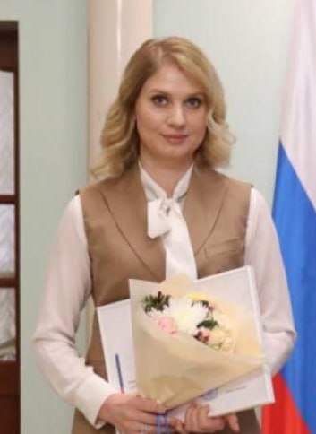 Экс-чиновница Самарской области получила гражданство США Как сообщает «Коммерсантъ», Вера Щербачева, которая руководила департаментом внешних связей администрации губернатора, когда главой региона был еще Дмитрий Азаров, покинула Россию в мае 2024 года. Причем заявление об увольнении она отправила уже из-за рубежа. И, кажется, не просто так. До увольнения чиновницы в ее доме проводили обыски в рамках расследования уголовного дела, связанным с фиктивным трудоустройством в региональный Дом дружбы народов знакомой старшего сына Щербачевой.
