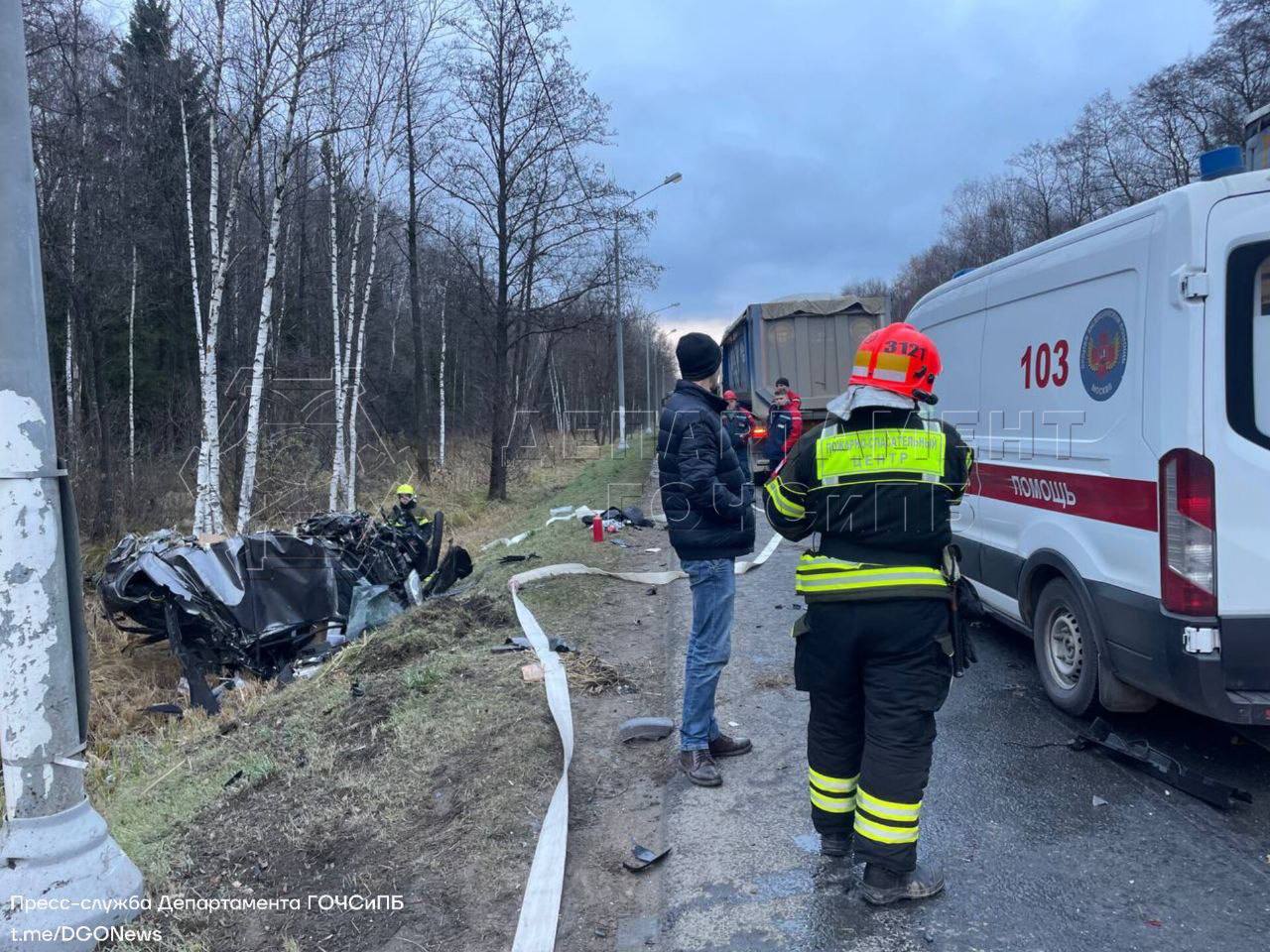 Ликвидировали последствия ДТП в ТиНАО    13 ноября в 14:36 в Службу 112 Москвы поступило сообщение о ДТП в деревне Кресты в ТиНАО.     На место происшествия были высланы экстренные службы города Москвы, в том числе расчёты ПСО №308 и ПСО №312 столичного Пожарно-спасательного центра.    Произошло дорожно-транспортное происшествие с участием 3-х автомобилей: 2-х грузовых и одного легкового. В результате ДТП один человек оказался заблокирован.    По прибытии пожарные отключили аккумуляторную батарею автомобиля и деблокировали водителя. Пострадавший был передан работникам скорой помощи для дальнейшей госпитализации в лечебное учреждение города Москвы.    Пожарные осуществили проливку пострадавшего в ДТП автомобиля и смыв горюче-смазочных жидкостей с проезжей части.    #дгочс #псц #пожарныеМосквы #спасателиМосквы #Москва