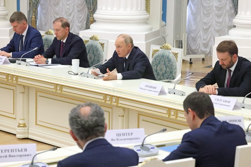 Владимир Путин обратил внимание на работу зарубежных маркетплейсов в России Через подобные площадки можно завозить на территорию РФ "все что угодно, в любом количестве", отметил президент: Мы давно уже об этом говорим, давно. Но это вот точно дыра такая, на которую нужно обязательно обратить внимание Существует проблема сервисов, которые действуют против России, но сами не до конца ушли с российского рынка. "Мы никого не выгоняли, никому не мешали, мы предоставляли максимально благоприятные условия для работы у нас, на нашем рынке, а они пытаются нас душить. Нужно отвечать им взаимностью, зеркально действовать", - отметил президент РФ. Нужно закрыть все лазейки, которые позволяют использовать импортное оборудование вместо отечественного, иначе своего никогда не будет, также заявил Владимир Путин. Президент РФ сообщил, что российское оборудование может быть дороже иностранного, но поощрять зарубежный демпинг на своих рынках нельзя.