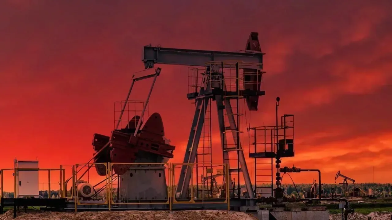Казахстан вырвал у Норвегии второе место по поставкам нефти в Европу Наша страна заняла второе место среди крупнейших поставщиков сырой нефти в Европейский союз по итогам 2025 года По данным Совета ЕС в 2025 году Казахстан экспортировал 55 8 млн тонн нефти По этому показателю Казахстан уступил только США которые поставили в Евросоюз 63 5 млн тонн нефти Норвегия заняла третье место с 55 7 млн тонн на 100 тыс тонн меньше чем Казахстан В Совете ЕС уточнили что в 2025 году США Казахстан и Норвегия стали тремя крупнейшими партнёрами Евросоюза по импорту нефти На долю Казахстана пришлось 12 всех поставок сырой нефти в ЕС Всего в 2025 м Евросоюз импортировал около 435 млн тонн сырой нефти на сумму свыше 212 млрд евро ЕС по прежнему почти полностью зависит от внешних поставок Отдельно отмечают что доля РФ в нефтяном импорте союза упала с 25 8 в 2021 году до 2 2 в 2025 м Выпавшие объёмы Евросоюз в основном заместил поставками из США Норвегии и Казахстана Фото Envato Elements Наши площадки Сайт Instagram Facebook YouTube X TikTok t me orda kz