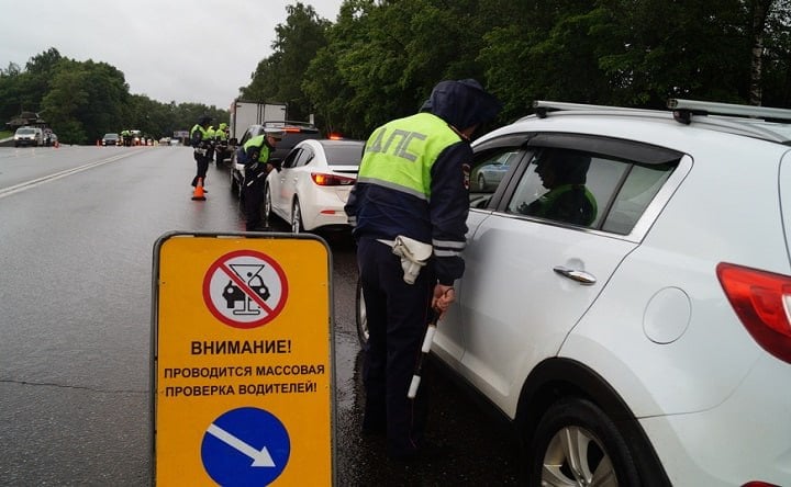 Автополицейские до 15 января проведут в Новочеркасске акцию «Встречная полоса»   В 2025 году в инспекторы Госавтоинспекции выявили в Новочеркасске 26 случаев выезда на полосу, предназначенную для встречного движения.  Для профилактики дорожно-транспортных происшествий, связанных с выездом на встречку, с 13 по 15 января на территории обслуживания отдела Госавтоинспекции МУ МВД России «Новочеркасское» проходит оперативно-профилактическое мероприятие «Встречная полоса».  Госавтоинспекция напоминает, что выезд на полосу, предназначенную для встречного движения, влечёт наложение штрафа в размере 5 тысяч рублей или лишение права управления транспортными средствами на срок от 4 до 6 месяцев.   Повторное нарушение приведёт к лишению права управления транспортным средством на один год.  #новости #Новочеркасск