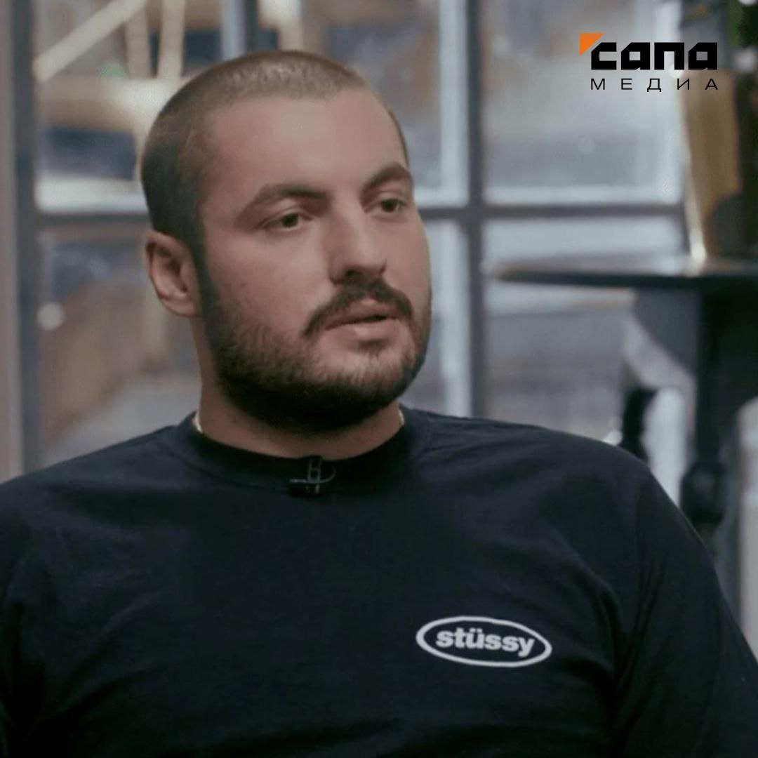 Стилист из Владикавказа Ибрагим Гатциев больше не будет участвовать в разработке коллекций своего бренда Planta Rosa Сооснователь бренда одежды Planta Rosa Ибрагим Гатциев объявил что больше не принимает участия в создании его имиджа разработке принтов и коллекций одежды Последние четыре года я посвятил себя созданию и развитию бренда Planta Rosa который стал одним из самых успешных брендов одежды на российском рынке За эти годы у бренда сформировалась широкая и лояльная аудитория доверие и интерес которой стали ключевыми факторами роста и популярности Planta Rosa К сожалению у меня с моим партнером сложилось разное видение будущего бизнеса сказал он При этом Гатциев остается совладельцем бизнеса и единственным правообладателем созданных им объектов интеллектуальной собственности Стилист сообщил что также сохраняет за собой авторские права на товарный знак Planta Rosa Ибрагим Гатциев вырос во Владикавказе Карьеру начинал с ассистента стилиста в Vogue В 2017 году получил заказ на стилизацию съемки от первого клиента им стал российский бренд 12Storeez Затем Гатциев стилизовал съемки для российских глянцевых изданий ЦУМа и итальянского бренда обуви Sergio Rossi Со временем в число его клиентов вошли знаменитости и известные блогеры В одном из интервью в 2022 году мужчина назвал себя одним из самых дорогих стилистов России его рабочий день тогда стоил порядка 270 тыс рублей Бренд Planta Rosa с блогером Евгенией Павлин Гатциев запустил в декабре 2021 года Подписывайся на Сапа Кавказ