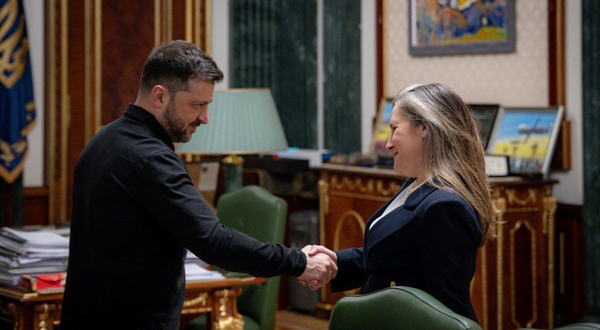 Христя Фриланд назначена экономическим советником президента Украины Бывший федеральный министр Канады Христя Фриланд в понедельник была назначена экономическим советником президента Украины Владимира Зеленского Фриланд на протяжении длительного времени публично выражала поддержку Украине на фоне войны с Россией Ранее она заявляла что Украина могла бы стать мощным экономическим игроком если бы использовала возможности упущенные после распада Советского Союза В публикации в социальных сетях Зеленский сообщил что Украине необходимо укрепить то что он назвал внутренней устойчивостью Христя обладает высокой квалификацией в этих вопросах и значительным опытом в привлечении инвестиций и реализации экономических преобразований написал он В настоящее время Украине необходимо укреплять внутреннюю устойчивость как ради восстановления страны в случае если дипломатия позволит добиться результатов как можно скорее так и для усиления обороны если из за задержек со стороны наших партнеров завершение этой войны займет больше времени Офис Фриланд не предоставил немедленного комментария по запросу Как мы все хорошо помним Фриланд ранее занимала пост министра финансов и заместителя премьер министра в правительстве Джастина Трюдо Это привело экономику Канады к рекордному бюджетному дефициту оттоку иностранного капитала массовому исходу профессионалов высокого уровня инфляции и обнищанию населения нам остаётся только соболезновать Украине Новый премьер министр Канады Марк Карни отстранил Фриланд от управления страной и отправил ее специальным представителем Канады по вопросам восстановления Украины Фриланд покинула кабинет министров ещё в сентябре однако продолжает представлять федеральный избирательный округ University Rosedale в районе Торонто на большом расстоянии Назначение Фриланд произошло на фоне визита Марка Карни в Париж где он встречается с союзниками Украины в рамках усилий по прекращению продолжающейся почти четыре года войны t me canadanews новости Канады и мира