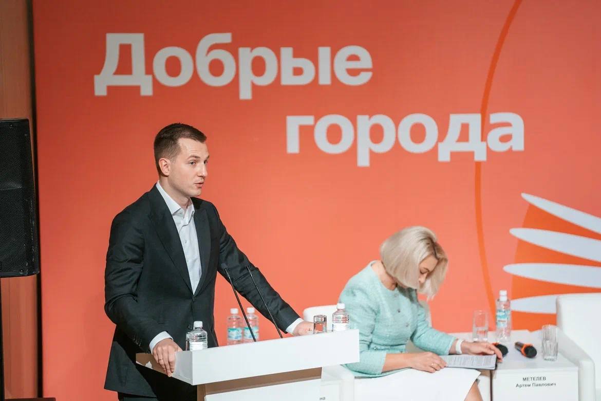 В Ханты-Мансийске Губернатор Югры Руслан Кухарук, Сопредседатель ВАРМСУ Ирина Гусева и председатель Совета Ассоциации Добро.рф Артем Метелев дали старт образовательной программе «Добрые города» Мероприятие, организованное Академией «Добрино», Ассоциацией Добро.рф, ГК «РОСАТОМ» и ВАРМСУ при поддержке Правительства Югры, собрало участников из 13 регионов России. Программа направлена на создание команд из представителей муниципалитетов, НКО, бизнеса и «Добро.Центров» для реализации социальных инициатив. Это важно для муниципалитетов, поскольку развивает взаимодействие и формирует устойчивые сообщества для решения социальных задач. В своем выступлении Губернатор Югры, Сопредседатель ВАРМСУ Руслан Кухарук подчеркнул: "Югру по традиции можно считать регионом-первопроходцем: мы одними из первых в стране создали экосистему поддержки гражданских инициатив, в которую включили финансовое сопровождение в форме грантов. Это позволило поддержать более 1 900 инициатив жителей автономного округа". Говоря о роли муниципалитетов в развитии программ социальной активности, Сопредседатель ВАРМСУ, член президиума Совета при Президенте РФ по развитию местного самоуправления Ирина Гусева отметила: «ВАРМСУ придаёт большое значение развитию добровольчества, которое в последнее время играет ключевую роль в укреплении местных сообществ. Муниципалитеты сегодня сталкиваются с широким спектром задач — от решения экологических вопросов до оказания поддержки участникам СВО и их семьям. Тому подтверждение – яркие примеры успешных муниципальных практик. В Анапе муниципальная власть совместно с волонтёрами, казачьими формированиями и бизнесом быстро организовала координацию сил и ресурсов для ликвидации последствий экологической катастрофы. В Нефтеюганском районе ХМАО развивается семейное волонтерство, объединяющее родителей и детей для помощи экологии, пожилым и поддержки семей военнослужащих. В Тульской области действует программа «Герой71», обеспечивающая комплексную поддержку участников СВО, ветеранов и их семей через центр с персональным куратором. Муниципальные инициативы показывают эффективность совместной работы общества и власти для решения важных социальных задач». ВАРМСУ. Подписывайтесь