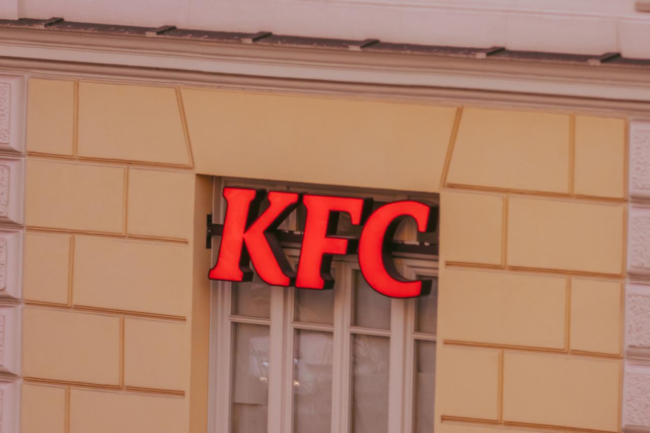 KFC продлила права на свой товарный знак в России KFC сохранила эксклюзивные права на свой бренд в России Роспатент продлил действие товарного знака до октября 2036 года Решение приняли 11 ноября Американская Yum Brands приостановила развитие в России в 2022 году а в 2023 м продала местный бизнес компании Смарт Сервис которая получила мастер франшизу на KFC и права на бренд Rostic s Читайте Газету Ru в MAX Участвуйте в розыгрыше