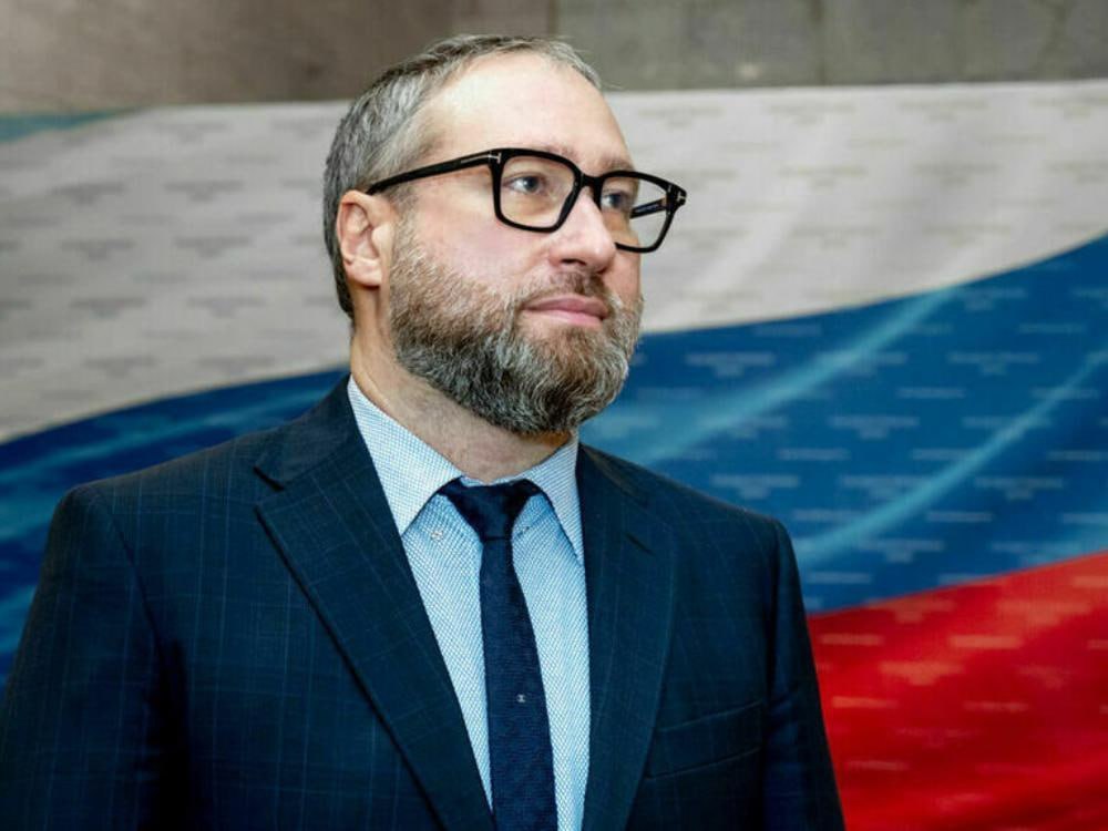 Госдума в первом чтении приняла законопроект о штрафах за вход на российские сайты через Google Депутаты ГД в первом чтении приняли проект закона об ответственности за иностранные системы авторизации Инициатива предусматривает введение системы штрафов В первой редакции санкции составляют от 10 до 20 тысяч рублей для граждан от 30 до 50 тысяч для должностных и от 500 до 700 тысяч рублей для юридических лиц Кроме того по рекомендации Верховного суда будет проработан вопрос о наделении судей полномочиями по рассмотрению подобного рода дел Парламентская газета цитирует слова автора инициативы депутата Антона Горелкина На сегодняшний день существует четыре способа авторизации на различных порталах и сайтах по букве закона через номер телефона с российской сим картой конечно через единую систему биометрии единую систему идентификации и аутентификации она же ЕСИА и через иные системы при условии что их владельцами являются граждане России или российские юридические лица например система авторизации VK или Яндекса Тем не менее до сих пор остаются места куда можно попасть авторизовавшись например через Google ID Такие разброд и шатание по мнению парламентария представляют прямую угрозу для персональных данных россиян Комментарий редакции по данному поводу читайте на сайте Фото с сайта Госдумы