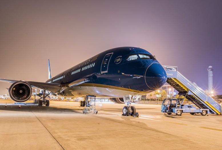 Vietnam Airlines рассматривает варианты расширения полетной программы в Россию Как сообщает АТОР со ссылкой на главу российского представительства авиакомпании Чана Минь Хоана, летом следующего года перевозчик может наладить рейсы в Санкт-Петербург и Казань. При этом в списке возможных пунктов назначения во Вьетнаме наряду с Ханоем называются Хошимин, Фукуок и Нячанг. 08 мая Vietnam Airlines возобновила регулярные прямые перелеты между столицами Вьетнама и РФ. Пока они запланированы дважды в неделю, в случае высокого спроса будет введен третий еженедельный рейс. Россиянам для поездок во Вьетнам продолжительностью до 45 дней виза не требуется. В Минэкономразвития РФ полагают, что до конца 2025-го с Вьетнамом будет подписано соглашение о полном взаимном безвизе. - Подпишись!