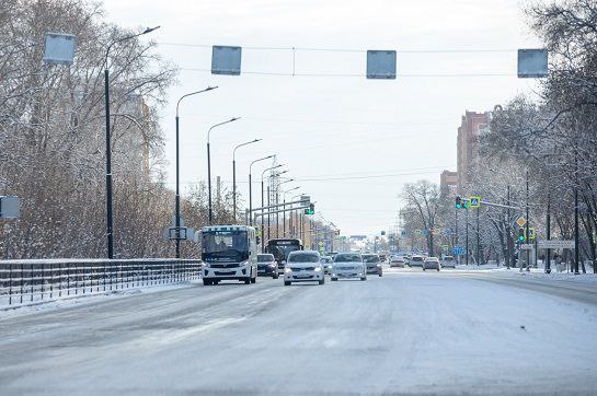 В Амурской области создали Центр организации дорожного движения Подведомственное Минтрансу учреждение займется мониторингом состояния трасс и анализом аварийности Создание Центра организации дорожного движения это стратегический шаг направленный на повышение уровня безопасности и комфортности дорожного движения в регионе Новая структура объединит в себе работу комплексов фотовидеофиксации умных светофоров автоматических весогабаритных комплексов службу Дорожный Патруль профилактику безопасного поведения на дороге и внедрение других современных интеллектуальных транспортных решений в дорожно транспортную среду Возглавил центр опытный специалист аналитик подчеркнул министр транспорта и дорожного хозяйства области Александр Зеленин ПОДРОБНОСТИ ПО ССЫЛКЕ