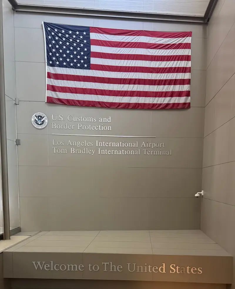 Жанибек Алимханулы прибыл в США   для нового боя    Как обещал "Казахский стиль", он уже приземлился в Лос-Анджелес, чтобы провести поединок в ноябре.  Чемпион по версиям WBO   и IBF   в среднем весе Жанибек Алимханулы ранее сделал заявление, в котором в очередной раз призвал Карлоса Адамеса   подписать контракт на объединительный поединок. Однако, есть некие сдвиги в риторике казахстанца.   Жанибек, в случае того, если чемпион WBC не примет баталию с ним, будет защищать пояса против другого боксёра.   И вот, Алимханулы уже прибыл в Штаты, о чём свидетельствует выложенная фотография.  Отметим, что в последний раз Жанибек нокаутировал Ануэля Нгамиссенге на апрельском турнире в Астане.