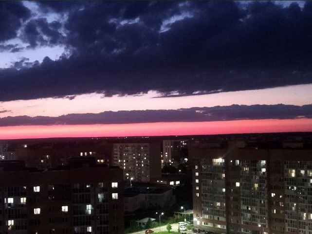 Закат в цветах российского триколора восхитил жителей Казани Бело-сине-красное зрелище украсило небо над столицей Татарстана после заката. Снимками удивительного природного явления казанцы делятся в соцсетях. Подпишитесь на «Абзац» Добавьте «Абзац» в ленту «Дзена»