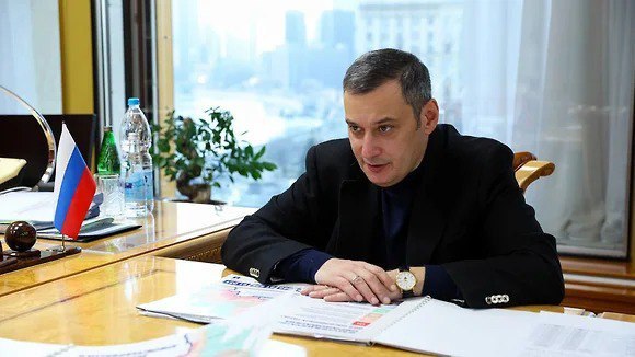 Хинштейн поручил отменить торги на размещение рекламных конструкций в Курске  Врио губернатора Курской области Александр Хинштейн на оперативном заседании облправительства поручил отменить конкурс на размещение и эксплуатацию рекламных конструкций в облцентре и изменить условия его проведения. Глава региона считает неправильными текущие правила торгов, по которым приоритет отдается тому подрядчику, который подал заявку первым, а не тому, который предложил большую сумму.  Фото: правительство Курской области  Подписывайтесь на «Ъ-Черноземье»