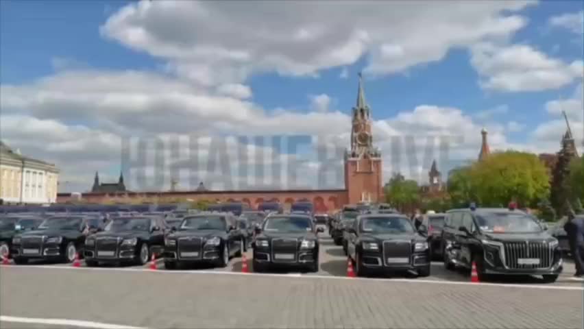 Парковка автомобилей «Аурус» у Кремля: стоимость одного авто достигает 50 млн рублей