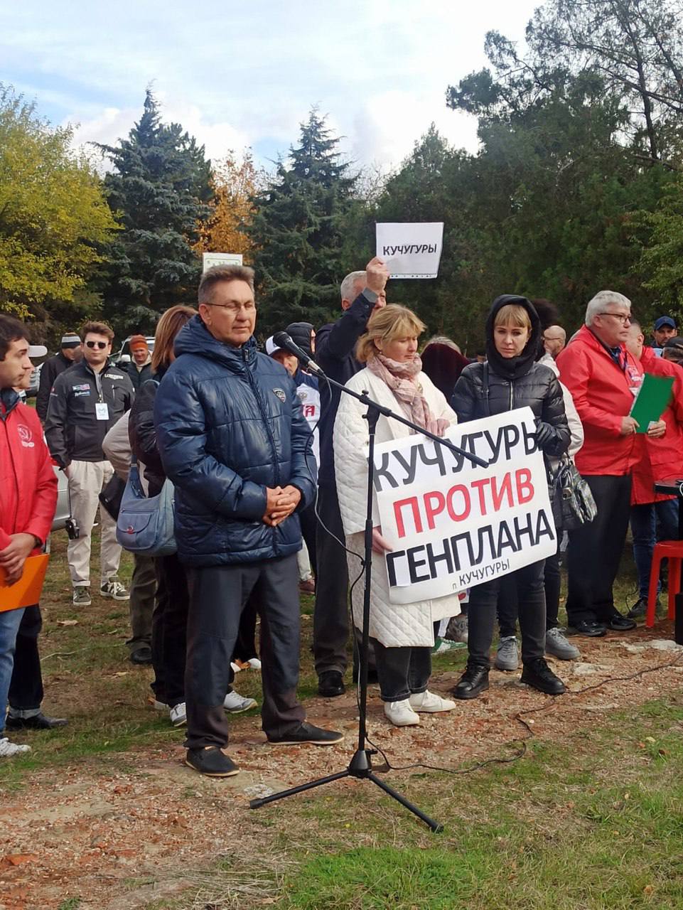 В Краснодаре сегодня произошло крайне редкое явление – митинг, еще и под игидой КПРФ, да еще и с личным участием депутата Государственной Думы - Николая Осадчего.   Заявлялся митинг как протест против нового единого документа территориального планирования города, но на самом мероприятии почему-то обсуждали и Туапсинский район и Темрюкские Кучугуры. Наверное это все было сделано для массовости, а как итог – около 130 человек… Много это или мало для милионника каждый решает сам.