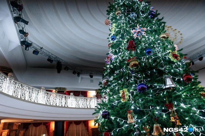 Иркутяне раскупили почти все билеты на новогодние спектакли В конце года иркутские театры перешли на полностью новогодний репертуар и попасть на праздничные постановки становится всё сложнее Драмтеатр С 19 декабря по 12 января театр имени Охлопкова будет показывать Новогодний бал у Золушки 6 Новый год у Ивана Васильевича 12 и Свадьбу под Новый год 12 На две последние постановки билетов уже нет Золушку ещё можно посмотреть но в основном только с балкона места там стоят 100 рублей в бельэтаже 400 На 30 декабря осталось несколько билетов в ложи Театр кукол Аистёнок Пушистая сказка 0 распродана полностью На спектакль Вечно эта 345 я 6 историю овечки которую никогда не досчитывают перед сном билетов пока много Цена 550 950 рублей Музыкальный театр Балет Щелкунчик 6 уже недоступен все билеты разобрали А вот на Снегурочку 0 места ещё есть в основном на первые числа января На декабрьских показах количество свободных место можно пересчитать по пальцам да и те в последних рядах Стоимость 500 700 рублей ТЮЗ имени Вампилова Здесь идут Тайна ледяного замка 6 и Два брата 6 На первый спектакль на ближайшие даты билетов немного но на конец декабря ещё есть места в дальней половине зала Два брата почти раскупили но билеты можно найти на 25 27 декабря Цена 650 700 рублей А вы успели купить билеты в театр На что пойдете Читайте IrCity в MAX