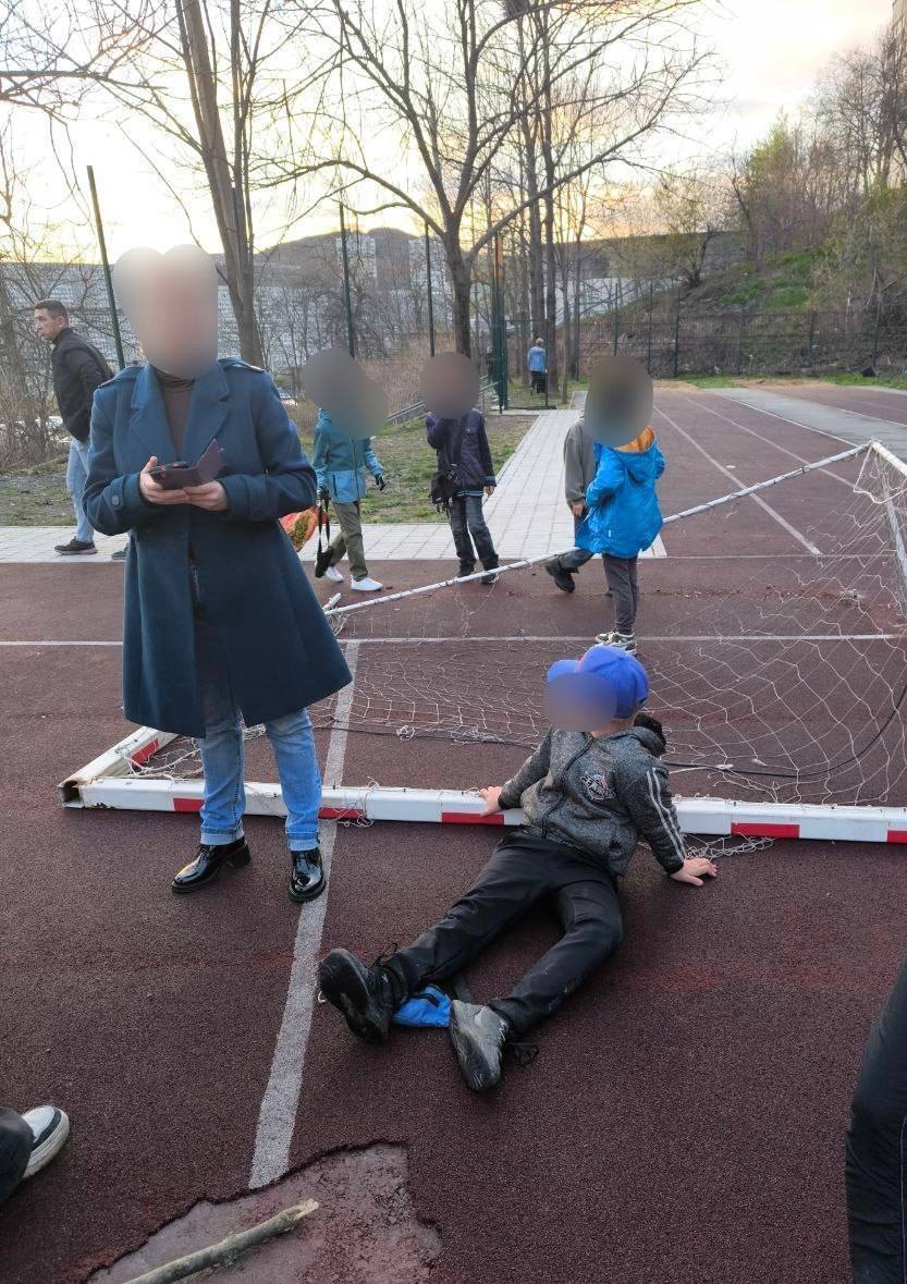Футбольные ворота упали на ребенка во Владивостоке Инцидент произошло 3 мая на территории стадиона школы. Ребенку 10 лет, на ногу упали футбольные ворота. Конструкция была сломана и не закреплена должным образом, в результате чего она упала на ребенка, повредив ему ногу. Пострадавшего доставили в больницу. Прокуратура поставила на контроль установление обстоятельств и причин произошедшего, а также ход и результаты доследственной проверки. Надзорное ведомство даст оценку надлежащему содержанию объектов стадиона.