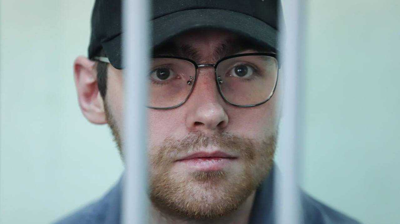 ‍ Свердловский суд оставил редактора URA. RU в СИЗО, несмотря на отсутствие доказательств вины  Свердловский областной суд отклонил апелляцию на продление ареста главы свердловской редакции URA. RU Дениса Аллаярова. Журналист проведёт за решёткой как минимум до 4 октября, хотя следствие за два месяца не представило ни одного доказательства его вины.  Аллаярова задержали 5 июня по делу его дяди, бывшего полицейского Андрея Карпова, которого обвиняют в превышении полномочий и взятках. Обвинение против журналиста строится только на словах Карпова — факта передачи денег следствие не нашло.  Защита считает, что арест продлён формально, а само дело — способ давления на редакцию. По словам Аллаярова, в СИЗО к нему дважды приходили люди, представившиеся сотрудниками ФСБ, предлагая признать вину, оговорить коллег и отказаться от адвокатов. Похожие методы давления применялись и к другим сотрудникам URA. RU.