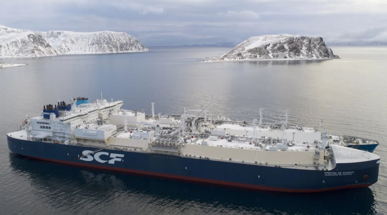 Россия продолжает наращивать отгрузки сжиженного природного газа с арктических проектов, несмотря на санкции США. По данным Bloomberg, к терминалу Утренний завода "Арктик СПГ-2" прибыл четвёртый танкер под санкциями — Christophe de Margerie. Судно находилось у объекта в субботу утром, что подтверждают данные систем слежения за морским трафиком.  "Арктик СПГ-2", попавший под американские ограничения, остаётся ключевым элементом стратегии России по расширению экспорта СПГ в условиях давления на традиционные каналы поставок. Прибытие очередного судна показывает, что Россия ищет способы поддерживать логистику проекта, несмотря на санкционные барьеры и ограничения страхового и сервисного обслуживания.