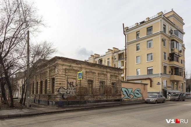 С торгов продан сгоревший особняк эпохи Царицына на Огарева 5 Победителем аукциона был признан известный в Волгограде строитель Алексей Грузман предложивший за исторический дом 28 миллионов 909 тысяч рублей Дом ждет полная реконструкция и восстановление согласно фотографиям начала XX века рассказал о дальнейшей судьбе здания новый владелец Будьте в курсе новостей даже офлайн