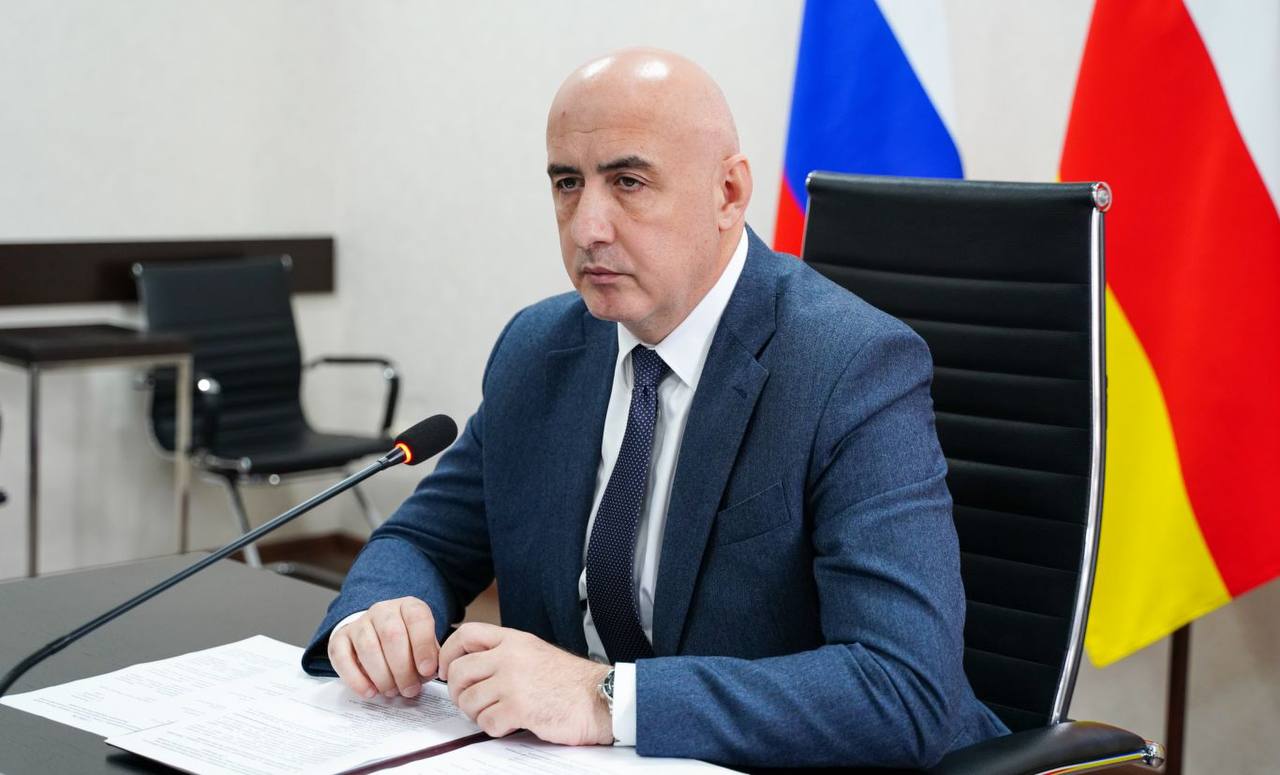 Георгий Атаров провел совещание по готовности объектов топливно-энергетического комплекса Северной Осетии к новому отопительному сезону Руководители сетевых организаций подробно рассказали о проводимой работе, направленной на повышение надежности сетевой инфраструктуры в осенне-зимний период. Все компании утвердили планы мероприятий по подготовке объектов электроэнергетики к отопительному периоду 2025-2026 годов. Всего на эти цели планируется направить 618,5 млн рублей. Подробнее читайте на нашем сайте. #alaniagov #севернаяосетия #алания #правительстворсоа