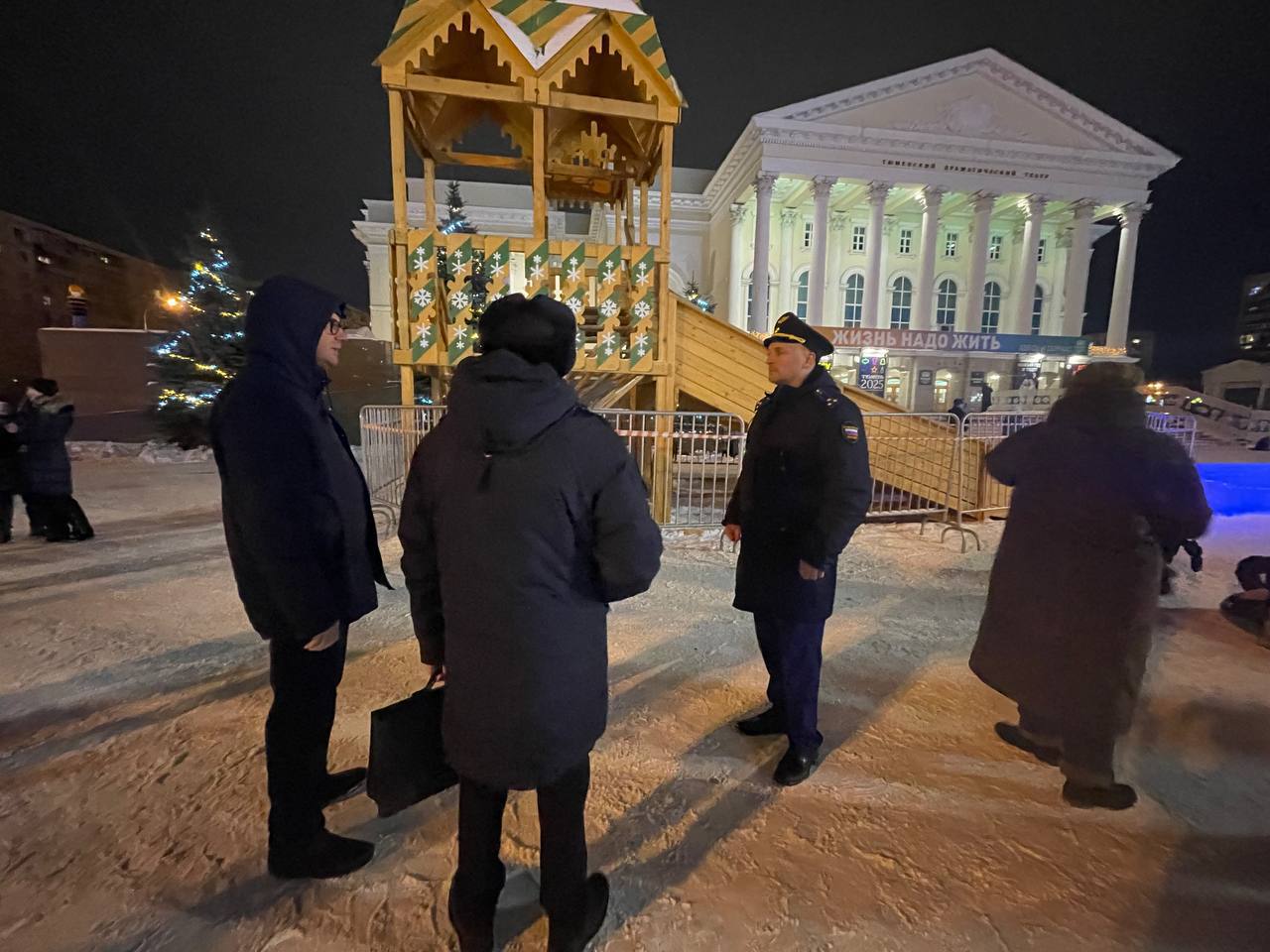 Прокуратура Тюменской области организовала проведение проверки по факту обрушения горки на площади 400-летия Тюмени   Сегодня, 11 января 2025 года, вечером в Тюмени на площади  400-летия обрушилась деревянная горка.   Прокуратура Тюменской области организовала по данному факту проведение проверки, в ходе которой будут установлены причины и условия произошедшего.   На место происшествия выехал прокурор Центрального административного округа города Тюмени Евгений Кондрашкин.  При наличии оснований будут приняты меры реагирования.