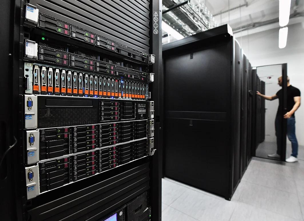 Big Data и ИИ рынок экономики данных растёт Развитие экономики данных в России ускоряется на фоне национального проекта Экономика данных и цифровая трансформация государства до 2030 года В центре внимания аналитика безопасность и практическое использование данных По оценкам рынка объём сегмента Big Data и ИИ по итогам 2025 года может достичь 520 млрд руб среднегодовой рост около 20 Big Data и ИИ развиваются взаимосвязанно данные используются для обучения моделей а ИИ формирует новые массивы информации Российский рынок в основном работает с обезличенными данными аналитическими моделями и готовыми решениями а не с исходной информацией Это повышает требования к инфраструктуре и защите данных Одним из ключевых трендов становится использование синтетических данных По прогнозу Gartner к 2028 году они могут составить до 60 данных для обучения ИИ Усиление требований к информационной безопасности дополнительно стимулирует развитие защищённых архитектур и конфиденциальных вычислений Подробнее в материале Ъ   Когда данные становятся основой управленческих решений Vostok Club