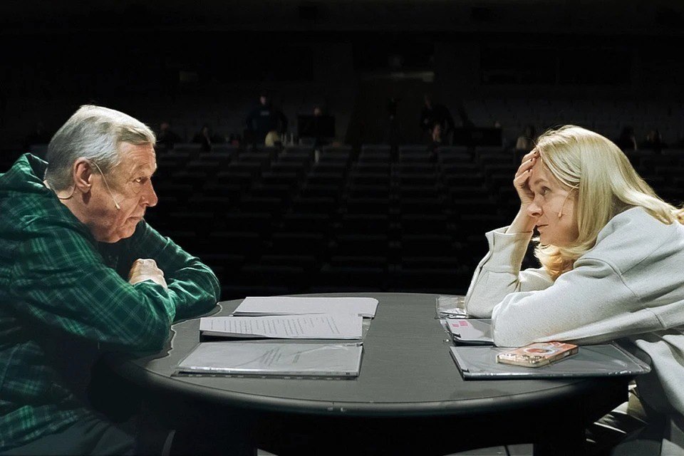 Михаил Ефремов возвращается на сцену в марте он впервые сыграет в спектакле после освобождения Премьера психологической драмы Без свидетелей запланирована на 25 и 26 марта Постановку покажут на сцене Мастерской 12 Никиты Михалкова В спектакле заняты Михаил Ефремов и Анна Михалкова режиссёр Никита Михалков Ефремов был осуждён после смертельного ДТП в июне 2020 года актёр находясь за рулём в состоянии алкогольного опьянения выехал на встречную полосу в результате аварии погиб человек Суд приговорил его к лишению свободы на 8 лет позже актёр вышел на свободу по УДО О планах поставить Без свидетелей стало известно ещё осенью но премьеру несколько раз переносили Теперь спектакль появился в афише Билеты поступили в продажу 9 февраля Цены от 2 до 30 тысяч рублей Премьера уже называют одним из самых обсуждаемых театральных событий весны Фото театр Мастерская 12 Никиты Михалкова