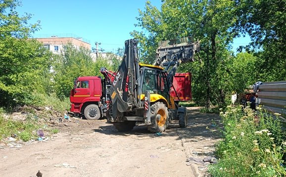 В Молодогвардейске провели работы по благоустройству     29 июля в городе Молодогвардейске с помощью техники, предоставленной муниципальным унитарным предприятием «Чистый город», проводились работы по вывозу мусора с точки сбора ТКО, расположенной по адресу: кв. Кошевого, район дома №11.    В работах было задействовано 3 единицы техники. Всего вывезено 100 м3 мусора. Работы по вывозу мусора будут продолжены.  «Напоминаю жителям города, что выбрасывать мусор нужно исключительно в контейнеры. Выброс и складирование крупногабаритного мусора запрещен. Для его  вывоза нужно заказывать специальный транспорт. За складирование такого мусора предусмотрена ответственность в виде административного штрафа», - отметила начальник управления по жизнеобеспечению г.Молодогвардейск, с. Самсоновка Ирина Михайлева.