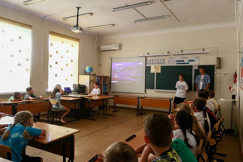 Студенты колледжей Находки проводят для школьников уроки безопасного поведения на воде Очередное обучающее мероприятие состоялось для ребят из пришкольного лагеря 6,5 — 15 лет в школе № 3. В роли педагогов выступили студенты находкинского филиала Владивостокского государственного университета. Детям показали обучающий мультфильм об основных правилах поведения на воде и о том, какие действия необходимо предпринять в случае, если экстремальной ситуации все-таки избежать не удалось. В завершении «урока» ребята дружно отвечали на вопросы, тем самым закрепив знания по правилам безопасного поведения на водоемах. Как отметили в управлении образования администрации Находки, в рамках всероссийской акции «Безопасность детства» особое внимание уделяется правилам поведения на воде. Подобные мероприятия направлены на повышение уровня безопасности среди подрастающего поколения.