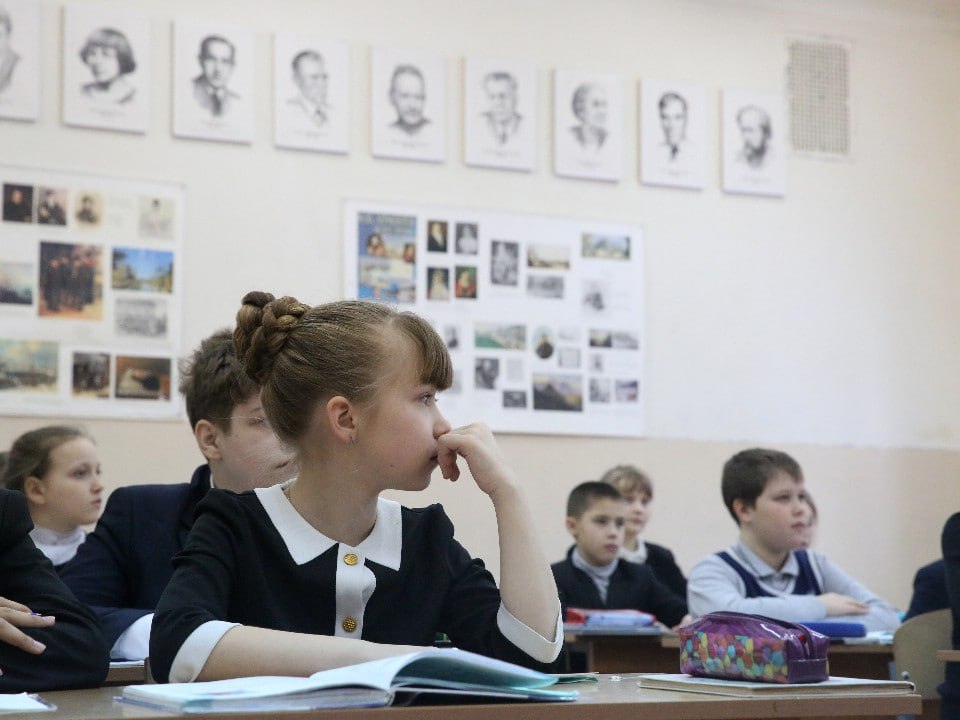 Разговоры о важном предложили заменить уроками кино в школах Гендиректор Мосфильма Шахназаров считает что такой урок мог бы стать любимым у детей По его словам главное возражение сейчас в расписании нет времени Но он предлагает использовать время что тратят на Разговоры о важном показывать детям фильмы и обсуждать их примерно два часа в месяц начиная со второго или третьего класса Шахназаров добавил что в школах уже есть педагоги энтузиасты которые и так устраивают просмотры и обсуждения поэтому по его мнению вопрос упирается не в методички а в желание