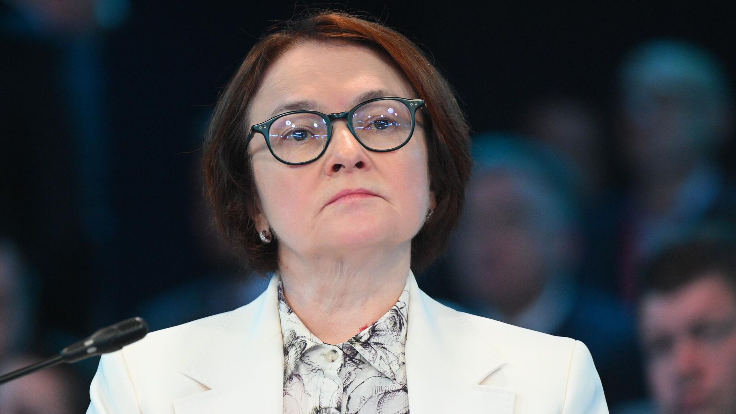 Льготные ипотечные программы должны быть адресными чтобы не разгонять инфляцию объяснила глава Банка России Эльвира Набиуллина на пресс конференции по итогам заседания совета директоров регулятора Любые льготы кем то оплачиваются на любом рынке это происходит Любая льготная программа влияет на спрос влияет на цены Вопрос в ее объеме Если масштабы небольшие то перекосов в целом на рынке не будет Поэтому мы всегда выступали что льготные программы не важно в сфере жилья или в других сферах должны быть очень адресными сконцентрированными на приоритетах и не приводить к таким перекосам сказала она