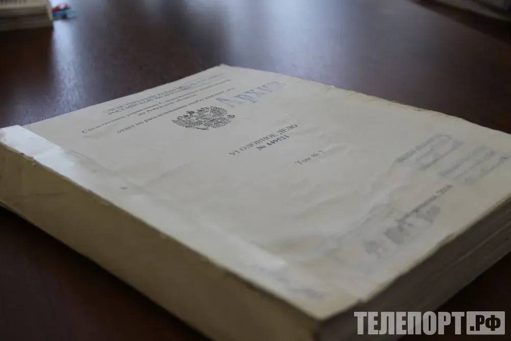 Амурчанин похитил оружие у знакомого взломав сейф болгаркой Житель Овсянки предстанет перед судом за хищение ружья и боеприпасов Зейские полицейские расследовали уголовное дело в отношении ранее судимого 36 летнего жителя села Овсянка Его обвиняют в хищении охотничьего ружья боеприпасов и другого имущества у знакомого ч 1 ст 226 и ч 1 ст 158 УК РФ рассказали в УМВД России по Амурской области По данным следствия 25 августа мужчина зашел к потерпевшему когда тот чистил двуствольное ружье Злоумышленник захотел опробовать оружие но получил отказ После этого он ненадолго ушел однако вскоре вернулся с болгаркой и стал агрессивно требовать оружие Хозяину дома удалось успокоить его после чего они оба направились в гости к злоумышленнику Спустя некоторое время фигурант незаметно уехал на машине к дому потерпевшего Там он спилил болгаркой замок на входной двери зашел в помещение вскрыл сейф таким же способом и похитил ружье патроны и патронташ общей стоимостью около 24 тысяч рублей Когда хозяин дома вернулся и обнаружил пропажу оружия он обратился в полицию Когда злоумышленник понял что полицейские знают о случившемся он вернул похищенное Амурчанин полностью признал вину и раскаялся Сейчас он содержится под стражей Собранные материалы с обвинительным заключением направлены в суд ТЕЛЕПОРТ РФ здесь все об Амурской области Мы в МАХ Написать нам