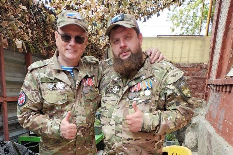 Отец и сын Александр и Николай Масковы стали участниками кадровой программы «Герои Дона» На базе Южно-Российского института управления РАНХиГС в Ростове в сентябре стартует обучение участников кадровой программы «Герои Дона». Среди них отец и сын Александр и Николай Масковы. В зоне СВО они сражались плечом к плечу, служа по контракту с Минобороны РФ. Теперь же вместе решили пройти обучение, чтобы принести максимальную пользу родному краю и стране. Заявку на участие в программе подали, ещё находясь на «передке». «Находясь за линией, мы понимали, что необходимы новые герои – люди, которые прошли этот тяжёлый путь», - отметил Николай Масков. «Ожидания очень большие. Хочется менять мир к лучшему», - высказал своё мнение о программе «Герои Дона» Александр Масков. Александр работает социальным координатором в фонде «Защитники Отечества» Он консультирует участников СВО, помогает оформлять документы, привлекает к патриотическим и культурным программам. Напомним, «Герои Дона» - аналог президентского проекта для участников и ветеранов СВО «Время героев». В список тех, кто пройдёт годовое обучение, вошли 105 человек: 65 – ветераны спецоперации и 40 – военнослужащие, находящиеся на передовой. Программа рассчитана на год с четырьмя основными очными модулями обучения. За 504 академических часа программы переподготовки слушатели узнают эффективные методики управления. За каждым из слушателей будет закреплён персональный наставник из числа руководителей органов региональной власти и органов местного самоуправления, ключевых организаций и предприятий Ростовской области. Как отметил Юрий Слюсарь, «Герои Дона» – важный проект, который поможет военнослужащим стать частью большой управленческой команды Ростовской области. Первостепенная задача – создать такие условия, чтобы их опыт, энергия и знания были востребованы в мирной жизни.
