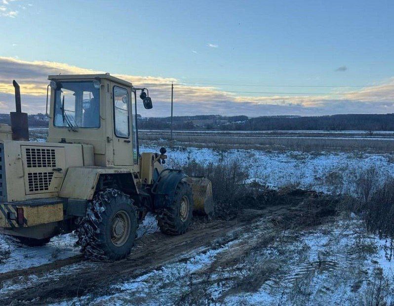 ‍  Мусорка стоила её владельцу 90 тысяч рублей  Камеры "Безопасный регион" зафиксировали 15 кубометров отходов на дороге по направлению из Москвы в Дубну.   Администрация самостоятельно ликвидировала свалку и выставила счёт за расходы компании-нарушителю. Однако виновник отказался платить добровольно. В дело вмешался суд.  Это первый случай, когда обвиняемый должен возместить все траты - обычно владельцы земель ликвидируют объекты самостоятельно.