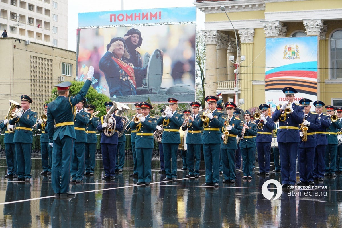 Парады Победы состоятся в 6 городах Ставрополья  Они пройдут в Невинномысске, Георгиевске, Изобильном, Пятигорске и Буденновске. Главный Парад состоится в Ставрополе при участии гарнизона 49-й войсковой армии. Всего будет задействовано 49 единиц техники и более 1400 человек. Об этом сообщили в пресс-службе правительства региона.  Еще планируется провести традиционные акции: «Волонтеры Победы», «Бессмертный полк», «Георгиевская ленточка», выступление детского тысячеголосого хора, автопробеги, международный конкурс патриотической песни «Солдатский конверт», «Сад Победы».  Каждое планируемое в муниципалитетах мероприятие будет согласовываться с силовыми ведомствами.