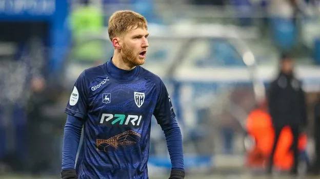 Александр Трошечкин продолжит карьеру в тульском Арсенале Полузащитник ФК Пари НН Александр Трошечкин на правах аренды переходит в тульский Арсенал Об этом сообщает инсайдер Иван Карпов Зарплата Трошечкина составит 1 7 млн рублей где до нового года 1 5 миллиона будут выплачивать нижегородцы а 200 тысяч туляки В январе 2026 го года ситуация изменится Нижегородцы будут платить Александру 1 миллион а туляки 700 тысяч Аренда рассчитана до конца текущего сезона После этого у 29 летнего Трошечкина закончится контракт в Нижнем Новгороде и он выйдет на рынок свободным агентом Александр Трошечкин провел в Нижнем Новгороде 2 сезона отыграл 50 матчей и забил 3 гола