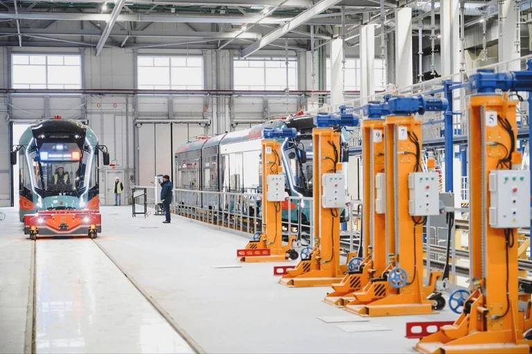 Трамвай от Купчино до Шушар и Славянки будет курсировать под номером 2 Первая очередь будет включать в себя пять остановок Балканский река Волковка по требованию Вилеровский переулок Окуловская улица и Валдайская улица Запуск движения планируется уже в конце 2025 года Смольный Читай нас в MAX Подпишись на Комсомольскую правду СПб