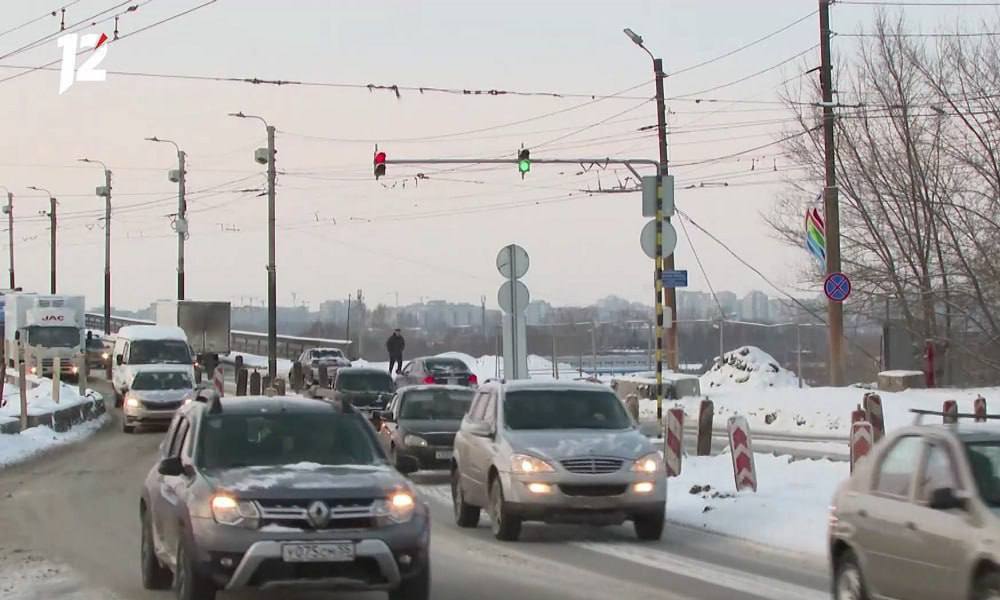 В Омске временно ограничат движение грузового транспорта по мосту им. 60-летия ВЛКСМ  Об это сообщил директор дептранса Вадим Кормилец. В настоящее время подрядчик работает над разработкой схемы организации движения, которая будет готова к началу апреля. После этого ограничения вступят в силу и продлятся почти год.  Большегрузы перенаправят по следующим направлениям: фуры будут перемещаться по Ленинградскому мосту, а лёгкие грузовики — по метромосту.